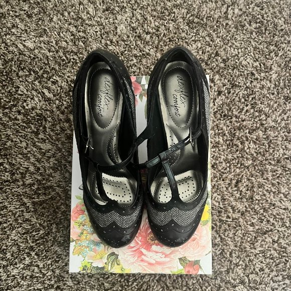 DexFlex Comfort T-Strap Heels - Picture 3 of 3